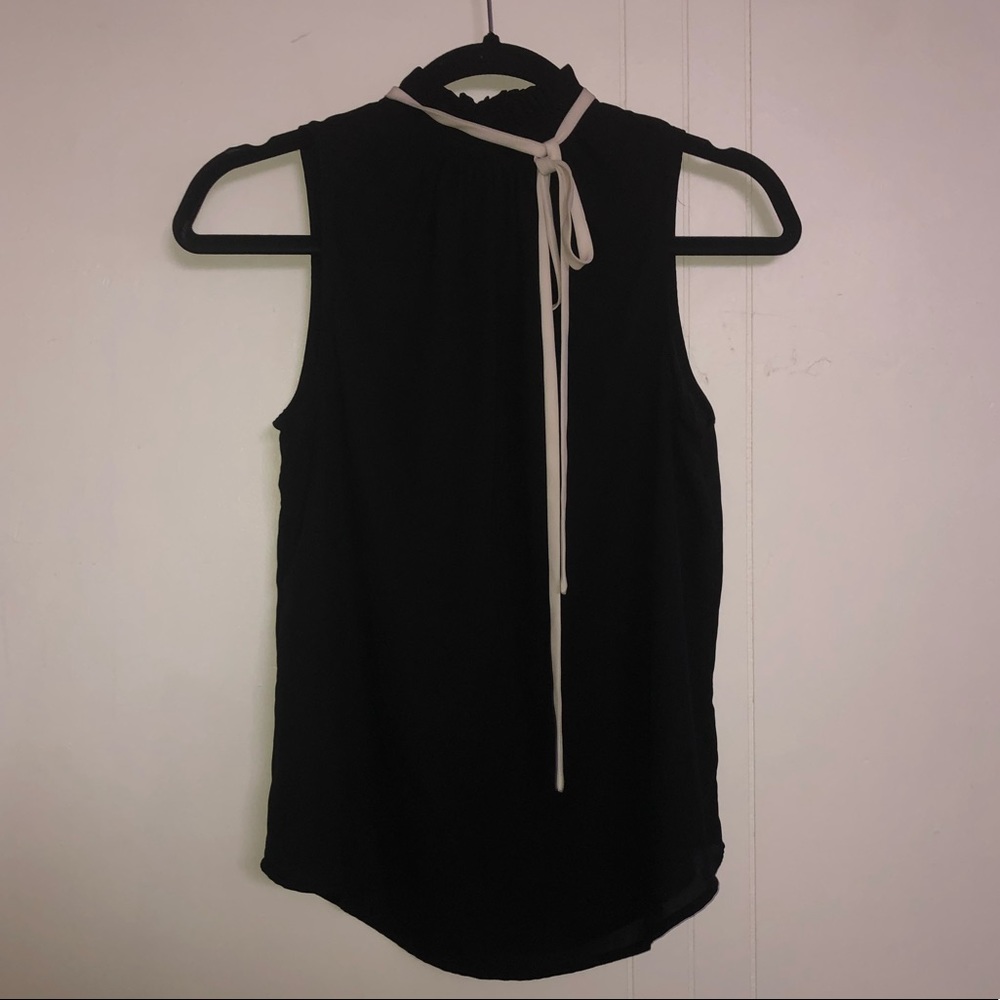 Who What Wear Sleeveless Blouse w White Neck Tie